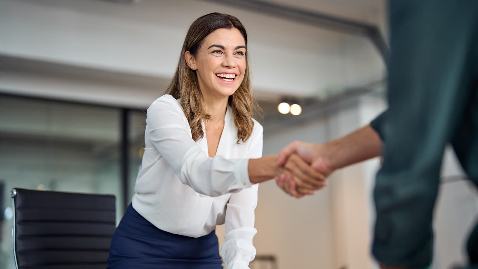 Dame som hilser. Foto: Adobe Stock