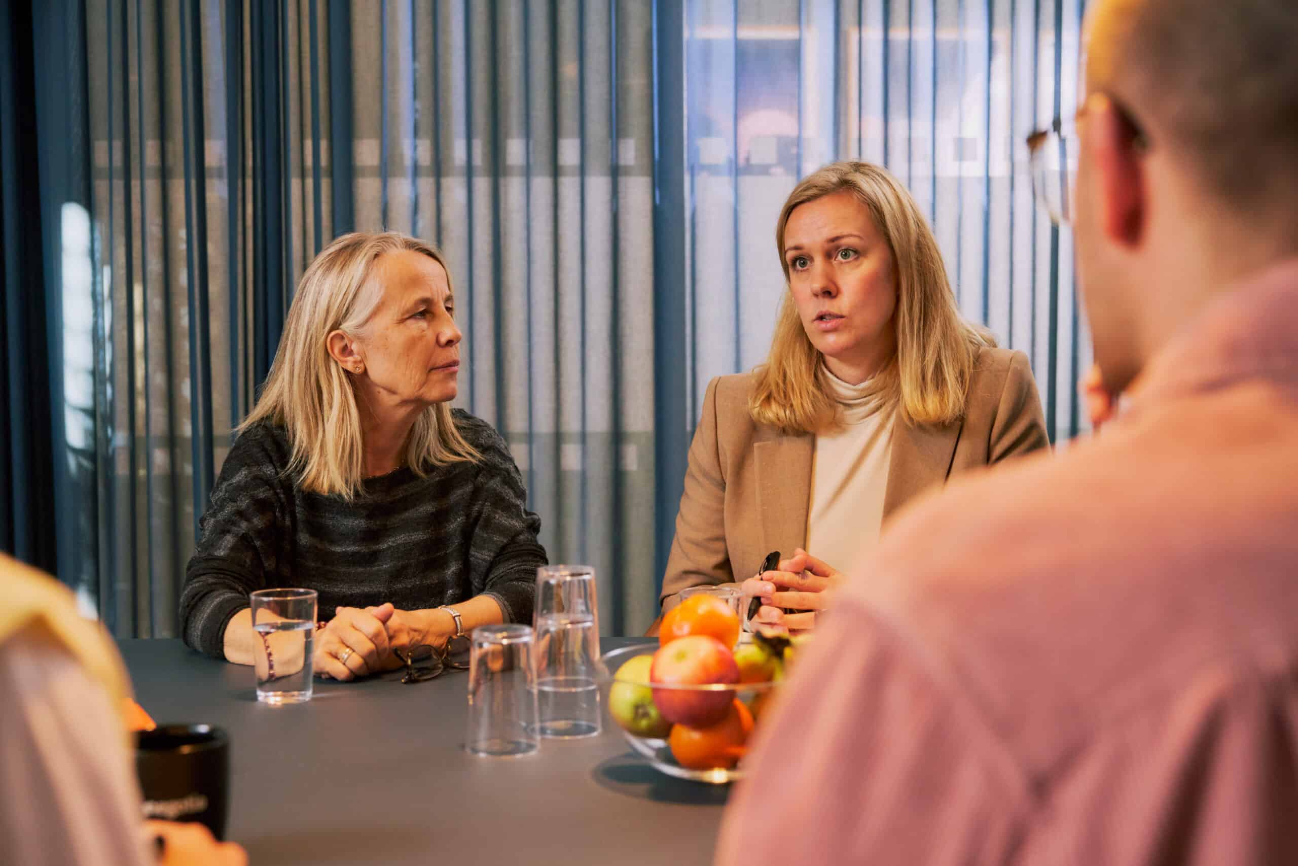 To alvorlige ansatte i forhandlinger. Foto: Shawn Arvind