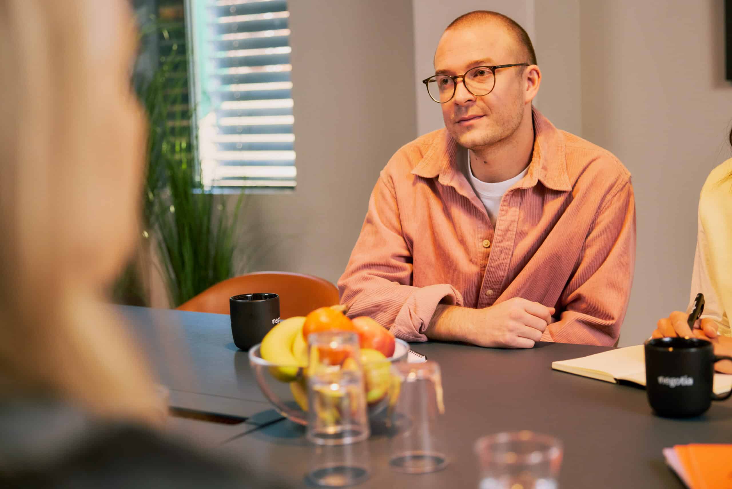 Møterom med samtale rundt et bord. Foto: Shawn Arvind