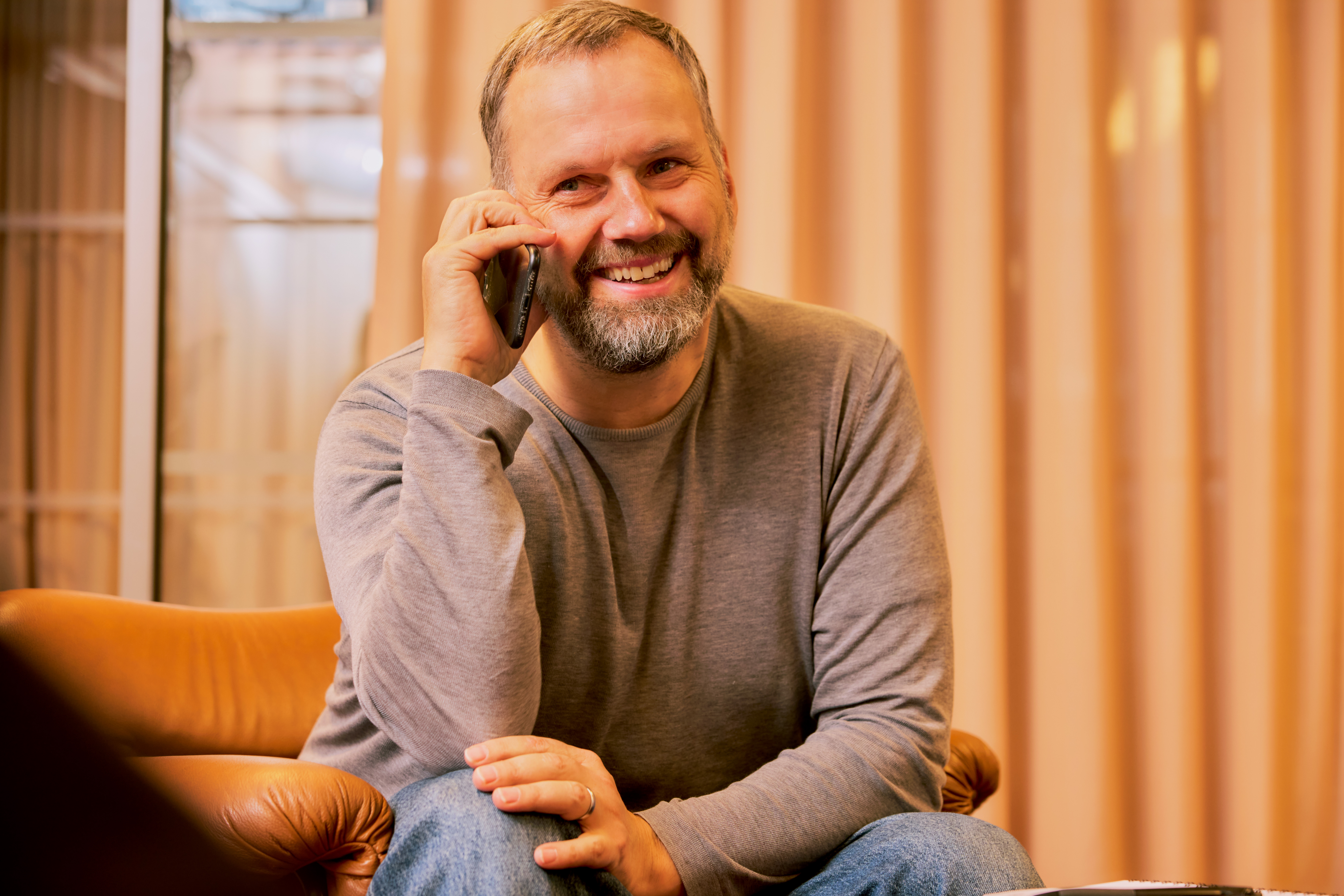 Mann som snakkeri telefon. Foto: Shawn Arvind