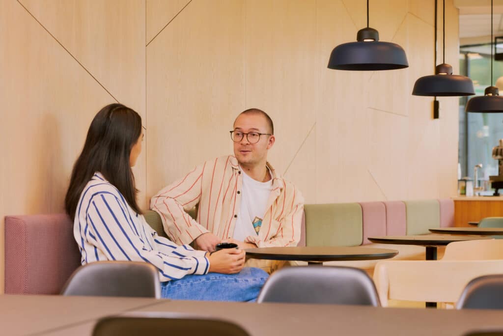 Samtale mellom to personer i en sosial sone. Foto: Shawn Arvind